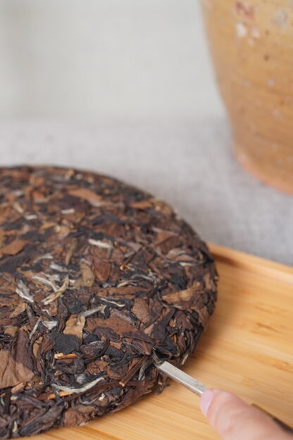 Chuan Han Ji · Mark of Time | Twelve-Year Aged · Fuding White Tea 2013 Shou Mei Cake (300g) - Image 6